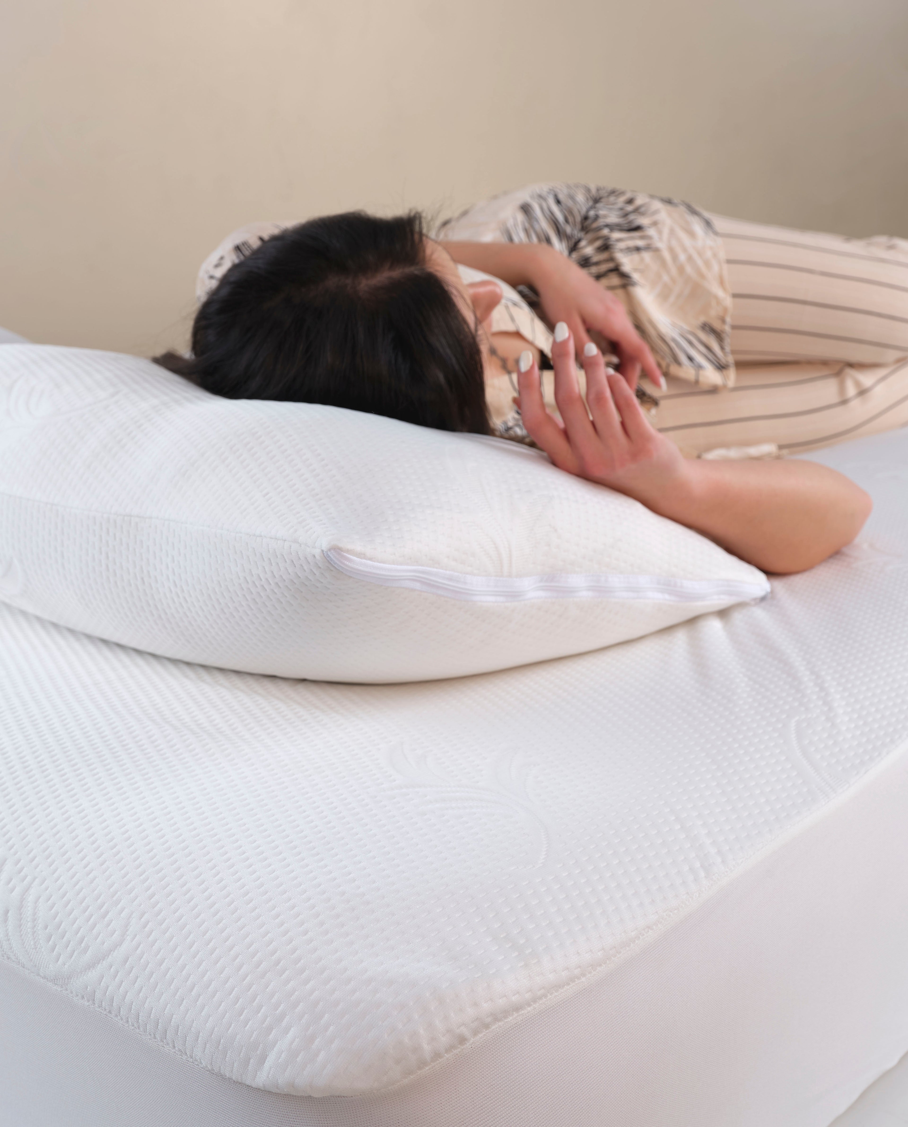 Gesteppter Matratzenschoner aus Mikrofaser mit 3D-Blumenmuster – Wasserdicht & Atmungsaktiv – Weiß