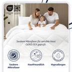 Familie auf einem Bett mit weißer Steppdecke und Oeko-Tex Label, daneben Text zu hautfreundlicher, hypoallergener Mikrofaser.