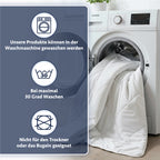 Weiße gesteppte Decke in einer Waschmaschine, daneben Pflegehinweise zum Waschen bei 30 Grad und kein Trockner.