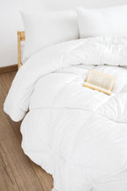 4-Jahreszeiten Mikrofaser Steppdecke – Doppelseitig, Hypoallergen, Weiß