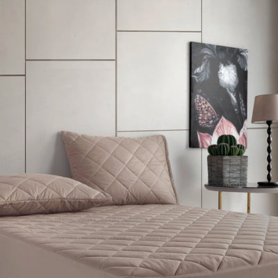 Gesteppter Bettschutz aus 100 % Baumwolle – Atmungsaktiv, Hygienisch – Braun