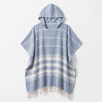 Kapuzenponcho: Hellblauer Poncho mit weißen Streifen und Fransen, aus Baumwolle, ideal für Strand und Bad.