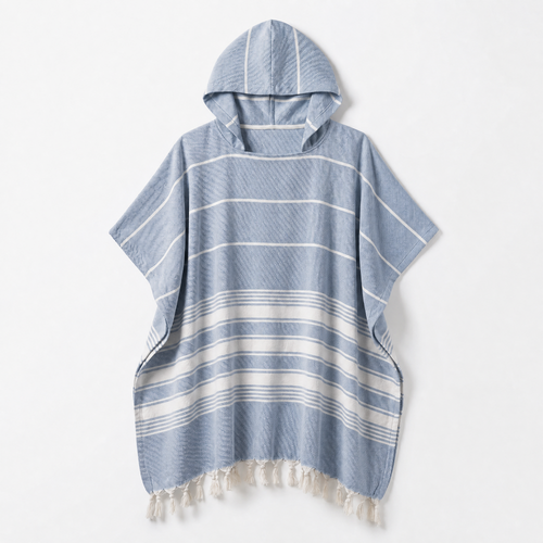 Kapuzenponcho: Hellblauer Poncho mit weißen Streifen und Fransen, aus Baumwolle, ideal für Strand und Bad.