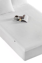 Gesteppter Matratzenschoner aus Mikrofaser mit 3D-Blumenmuster – Wasserdicht & Atmungsaktiv – Weiß