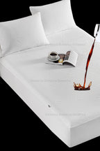 Gesteppter Matratzenschoner aus Mikrofaser mit 3D-Blumenmuster – Wasserdicht & Atmungsaktiv – Weiß