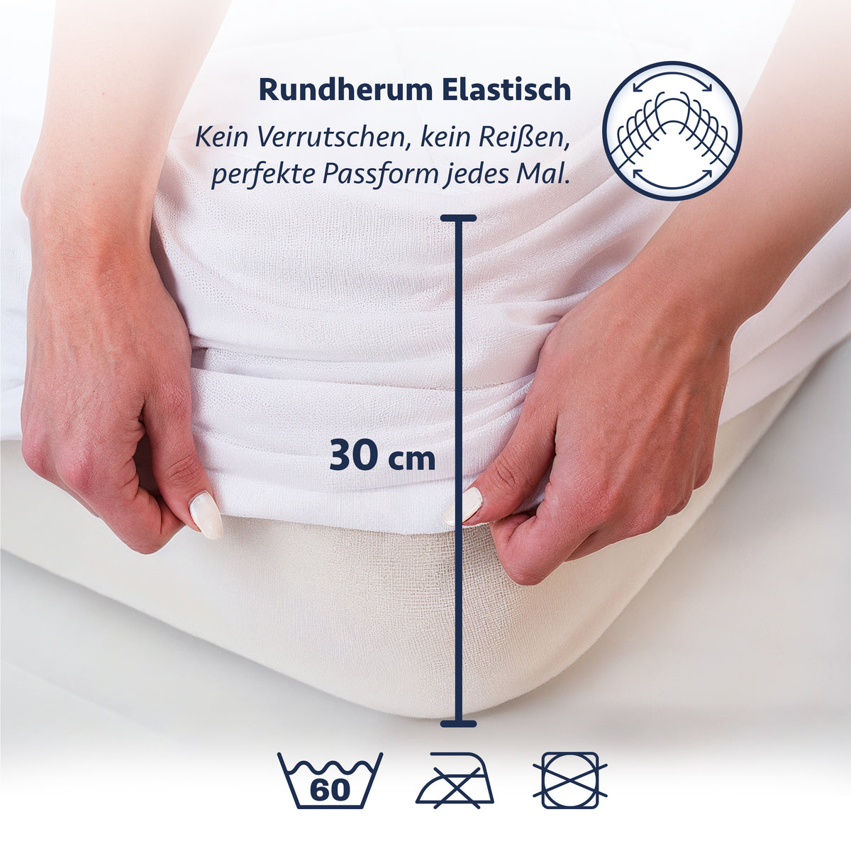 Matratzenschoner Mikrofaser - Hände ziehen den Bezug über die Matratze, zeigt 30 cm Höhe und rundum elastischen Sitz.