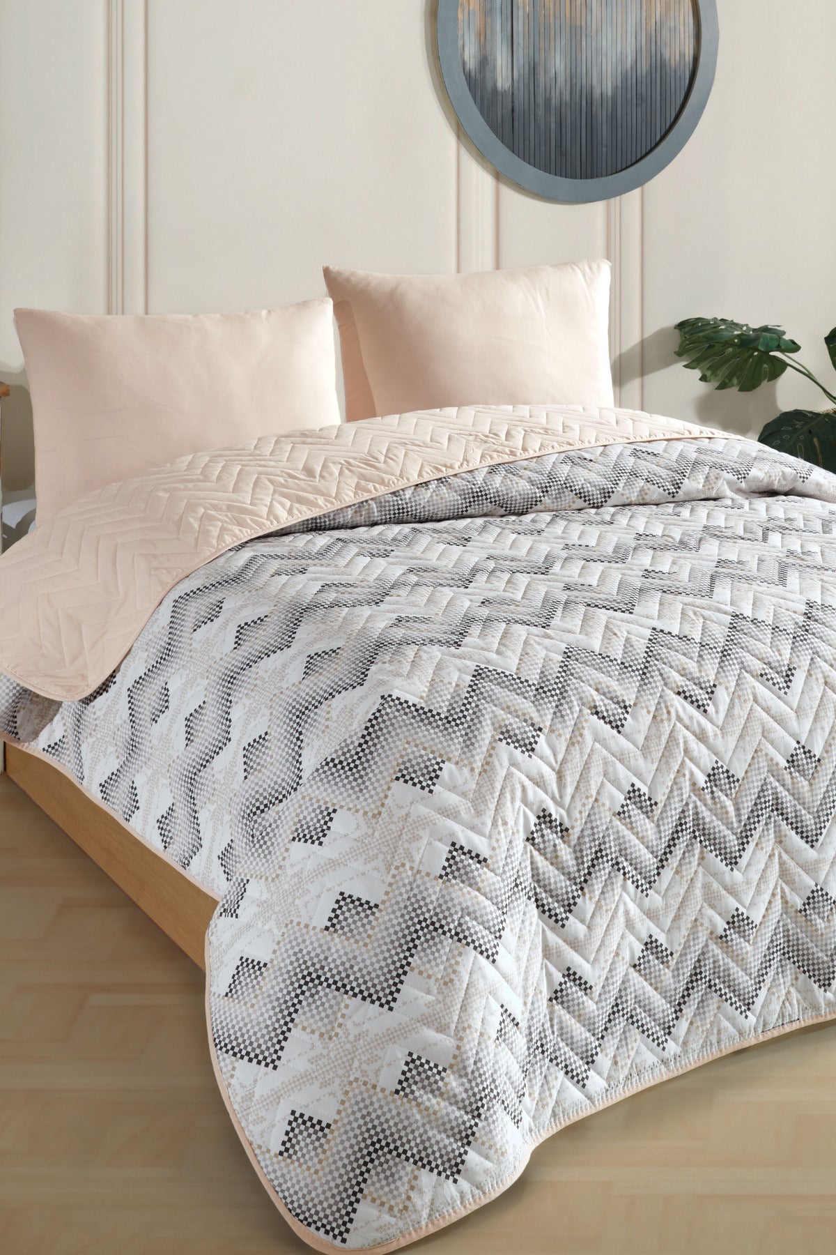 Gestepptes wendbares Piqué-Tagesdecken-Set mit Muster in Beige, ohne Bettlaken
