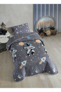 Kinderbettwäsche: Graue Steppdecke und Kissen mit Astronauten, Raketen und Planeten. Chevron-Muster für Komfort.