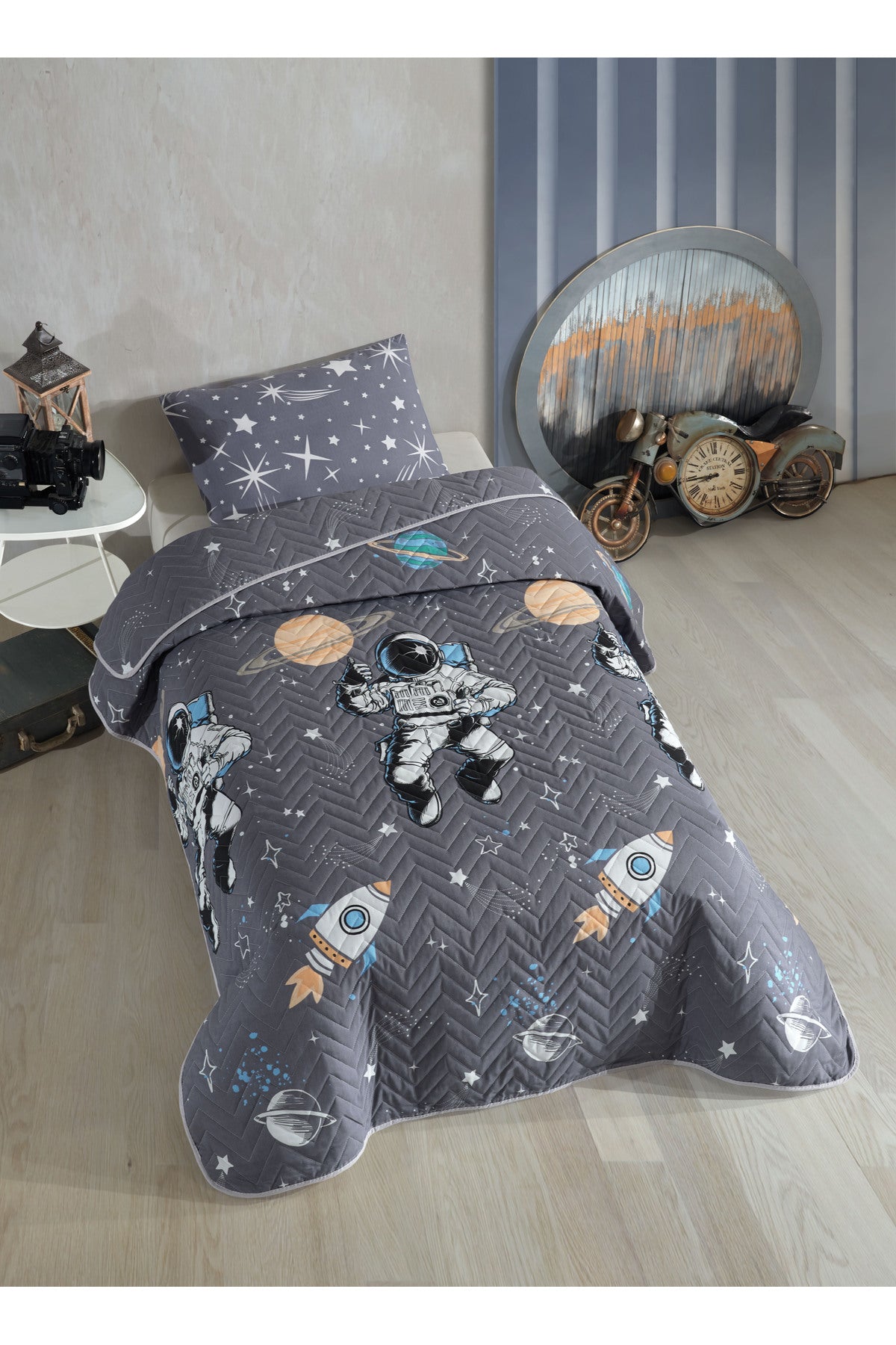 Kinderbettwäsche: Graue Steppdecke und Kissen mit Astronauten, Raketen und Planeten. Chevron-Muster für Komfort.