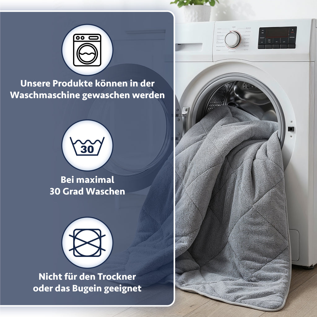 Wellsoft Steppdecke - Graue Steppdecke in einer Waschmaschine, daneben Pflegehinweise für einfache Reinigung bei 30 Grad.
