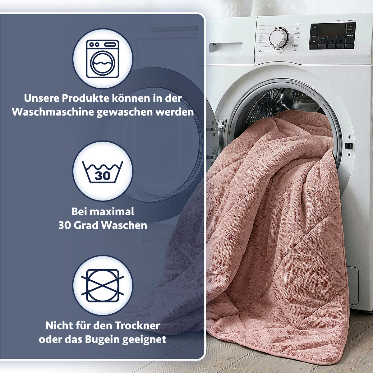 Eine rosa, gesteppte Decke wird in eine weiße Waschmaschine geladen. Beschriftung zeigt Waschanleitung bei 30 Grad.