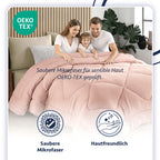 Eine Familie sitzt lächelnd auf einem Bett mit einer rosa, gesteppten Decke. Oeko-Tex Logo und "Hautfreundlich" Beschriftung.