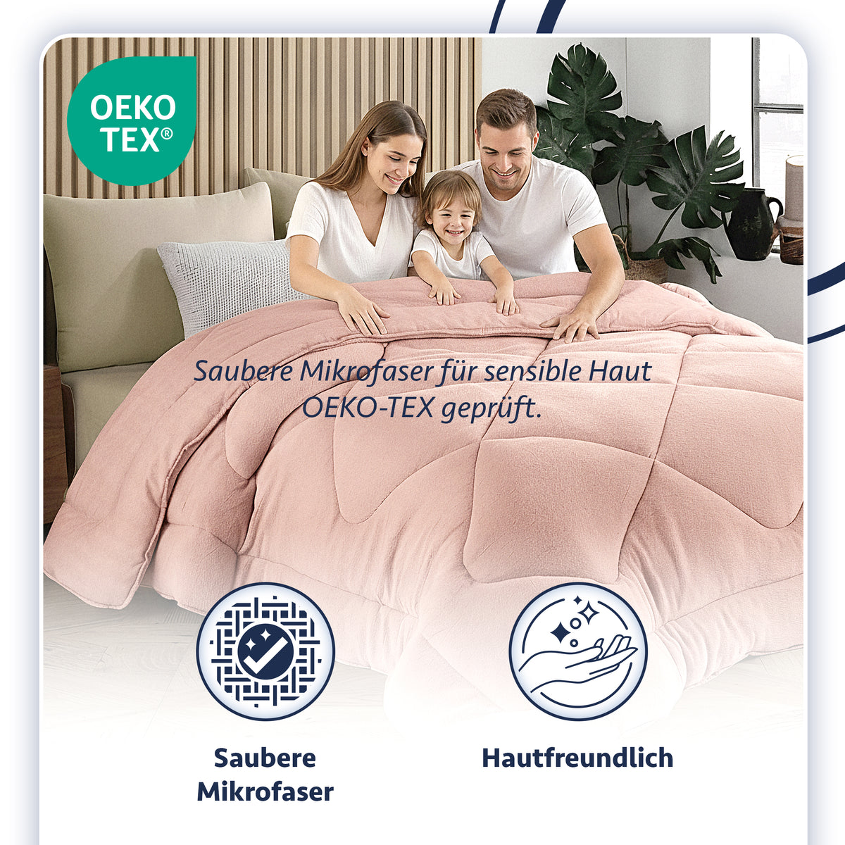 Eine Familie sitzt lächelnd auf einem Bett mit einer rosa, gesteppten Decke. Oeko-Tex Logo und "Hautfreundlich" Beschriftung.