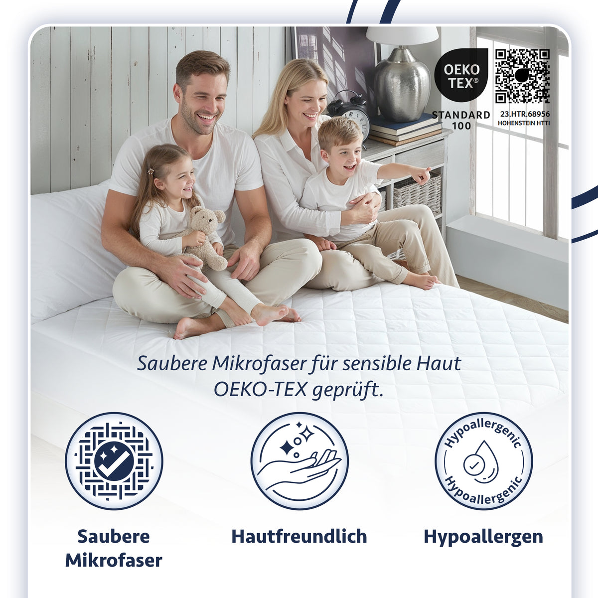Matratzenschoner Familie: Lächelnde Familie sitzt auf weißem Matratzenschoner, OEKO-TEX Siegel und Icons für